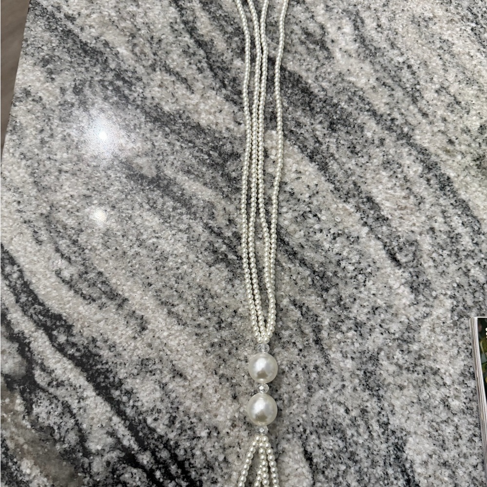 Elegant Pearl Necklace - Picture 4 of 6